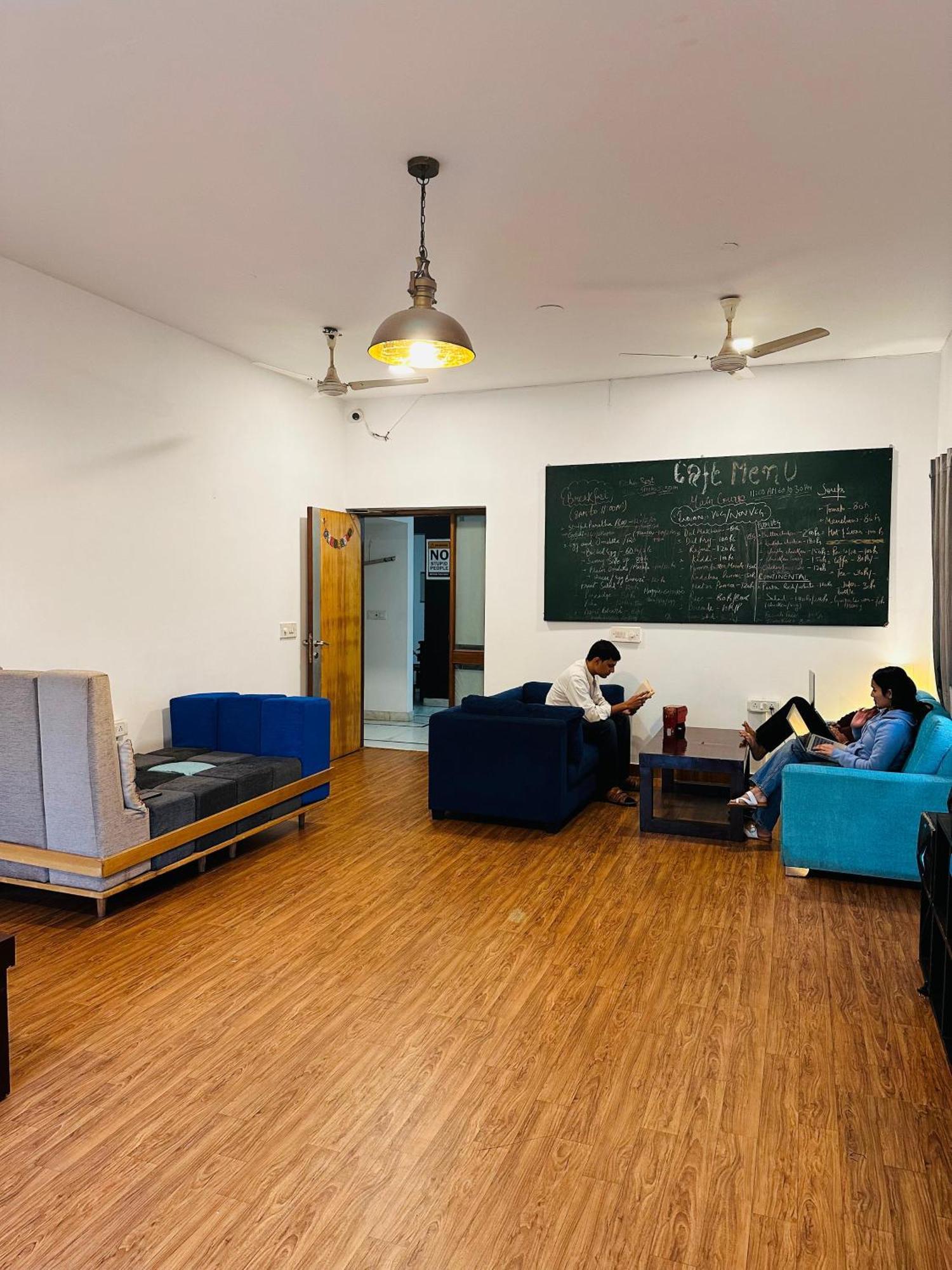 A Sleepy Fox Hostel Nuova Delhi Esterno foto