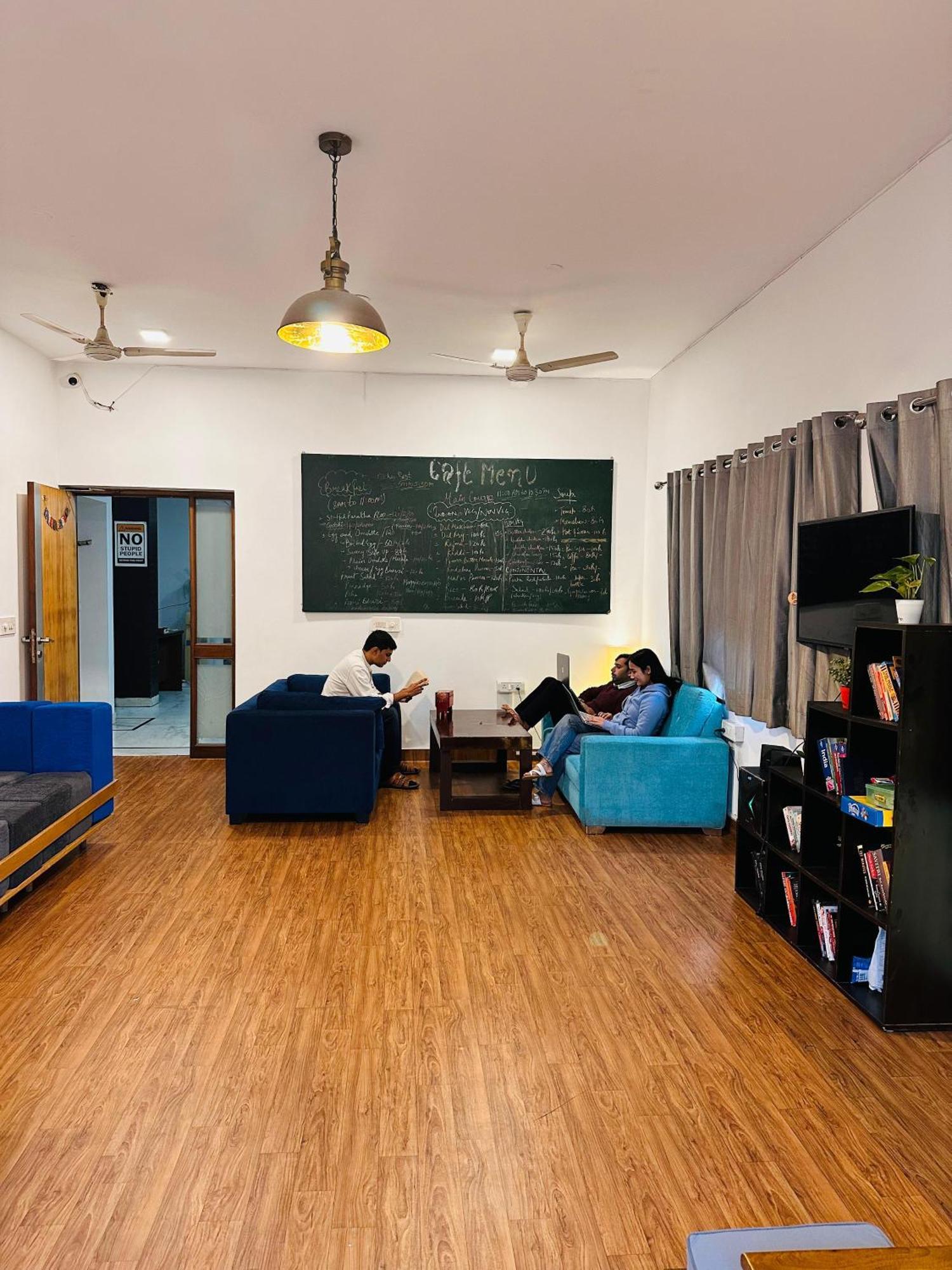 A Sleepy Fox Hostel Nuova Delhi Esterno foto